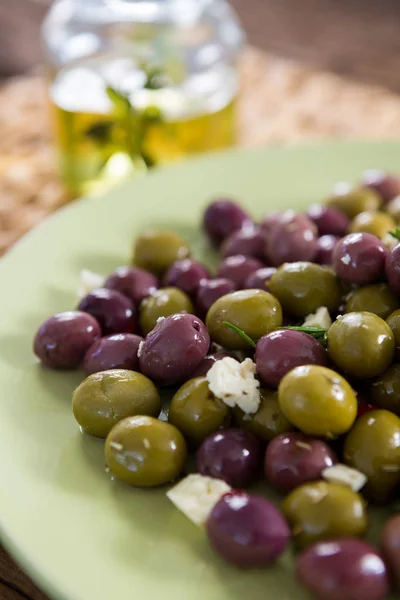 Мариновані оливки в тарілці — стокове фото