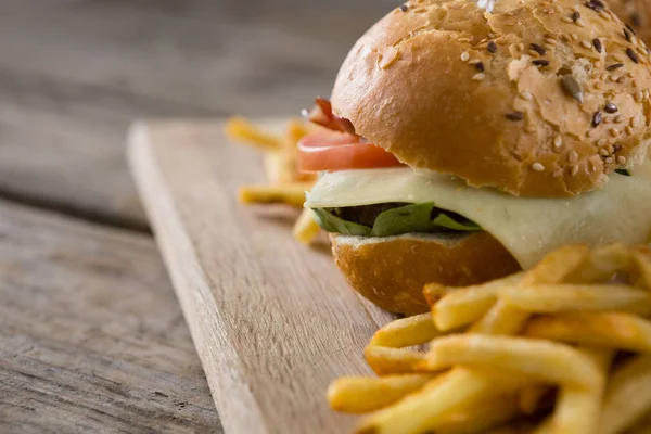 Cheeseburger mit Pommes — Stockfoto