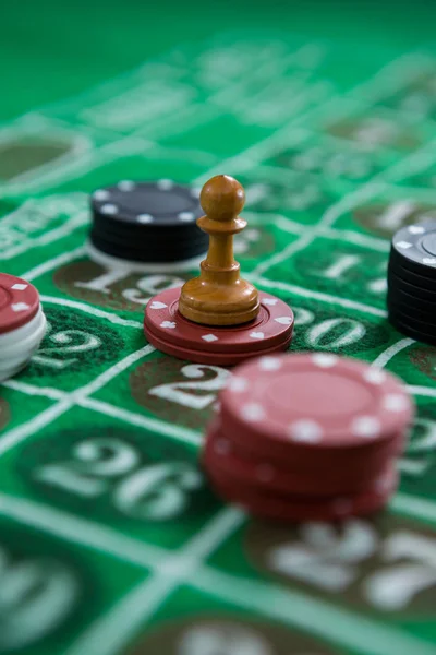 Chess and chips on roulette table — Stock Photo, Image