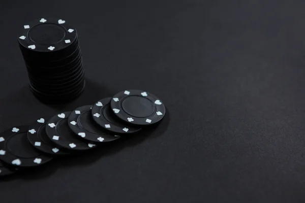 Черные фишки казино — стоковое фото