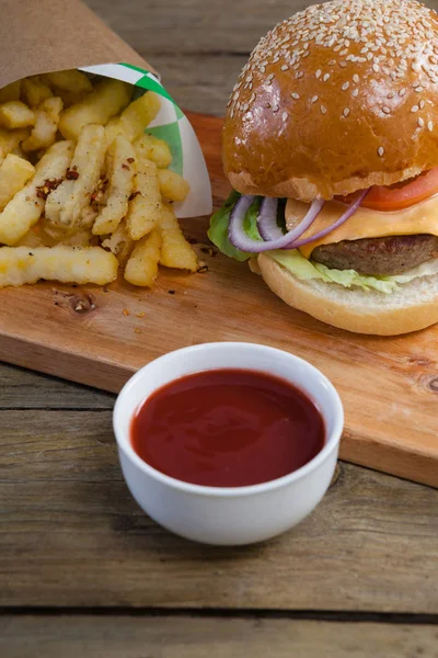 Hambúrguer com batatas fritas e molho de tomate — Fotografia de Stock