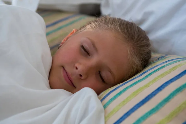 Mädchen schläft im Bett — Stockfoto