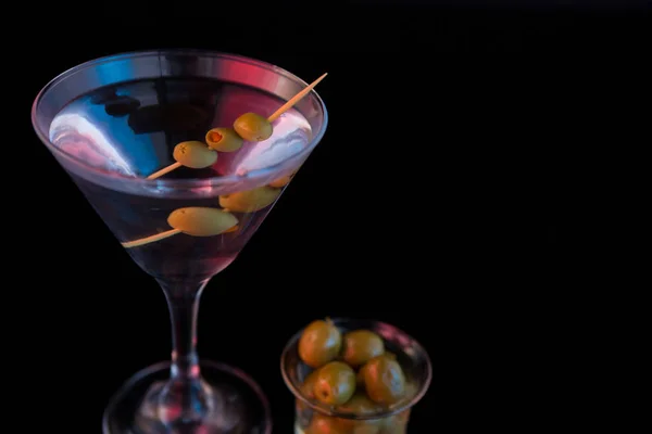 Cocktail martini met olijven — Stockfoto