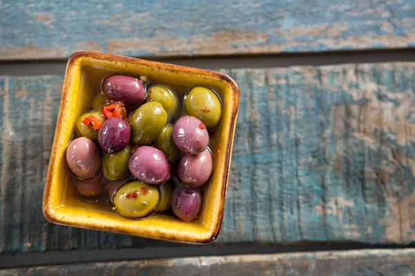 Kase içinde marine edilmiş zeytin. — Stok fotoğraf