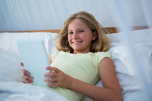 Menina segurando computador tablet — Fotografia de Stock