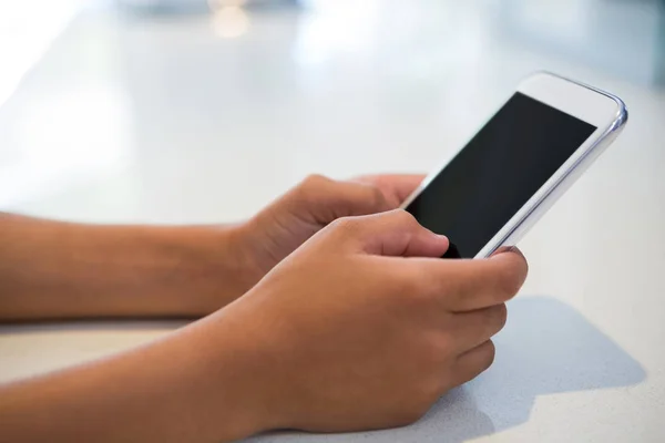 Chica usando el teléfono móvil — Foto de Stock