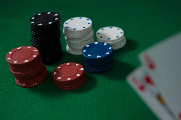 Cartões com pilha de fichas de casino — Fotografia de Stock