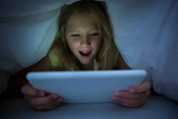 Girl using tablet computer — Stock Photo, Image