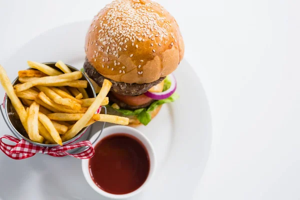 Hamburger, sült burgonyával, Paradicsom szósz — Stock Fotó