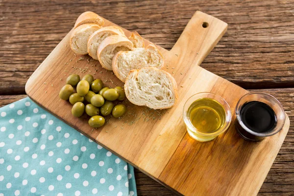 Мариновані оливки з оливковою олією та хлібом — стокове фото