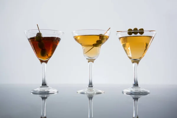 Cocktails mit Oliven — Stockfoto