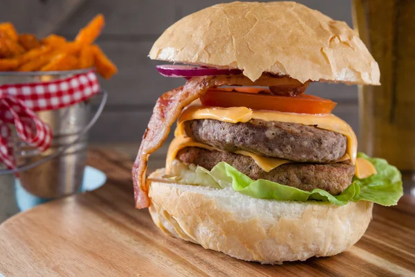 Hamburgare och pommes frites — Stockfoto