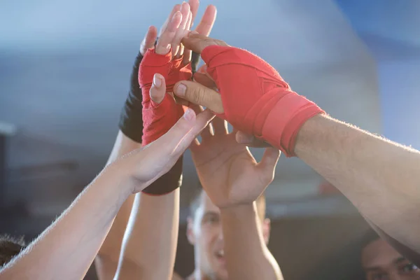 Jovens boxeadores dando altos cinco — Fotografia de Stock