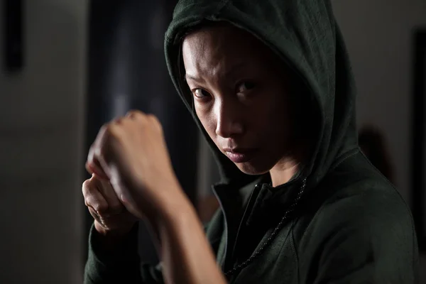 Woman practicing boxing in fitness studio — Stock Photo, Image