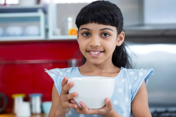 Sorrindo menina segurando tigela — Fotografia de Stock