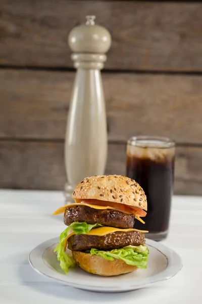 Hamburger im Teller mit Glas Kaltgetränk — Stockfoto