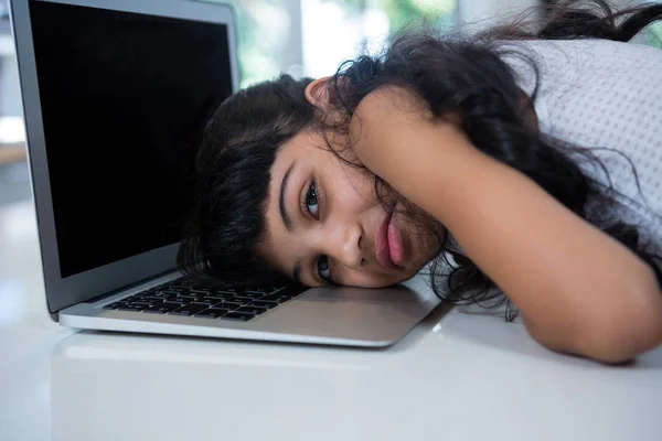 Девушка опираясь на ноутбук — стоковое фото