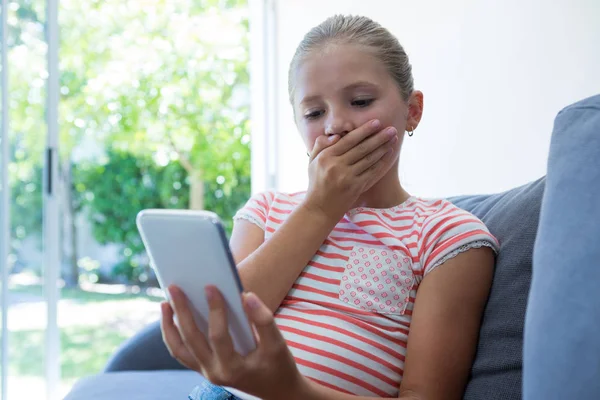 Flicka anläggning telefon — Stockfoto