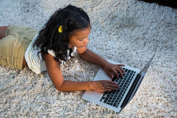 Ragazza utilizzando il computer portatile — Foto Stock