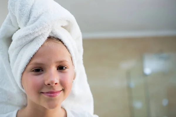 Menina com cabelo envolto em toalha — Fotografia de Stock