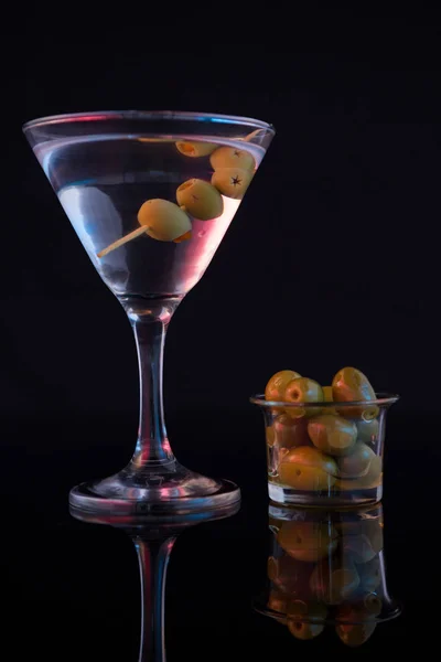 Koktajl martini z oliwkami — Zdjęcie stockowe