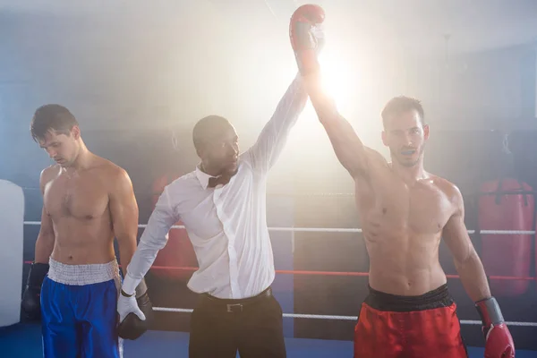 Scheidsrechter die hand van winnaar — Stockfoto