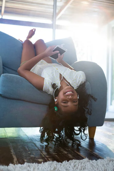 Meisje ontspannen en het gebruik van de telefoon — Stockfoto