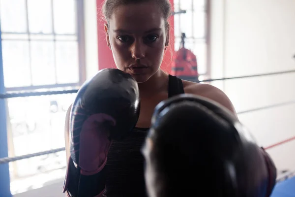 Mujer segura practicando boxeo —  Fotos de Stock