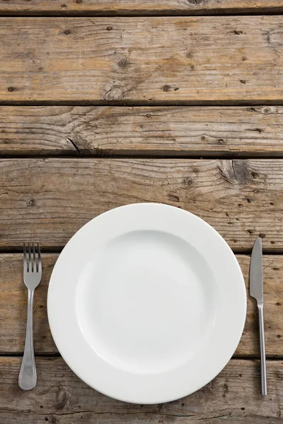 Assiette vide avec fourchette et couteau — Photo