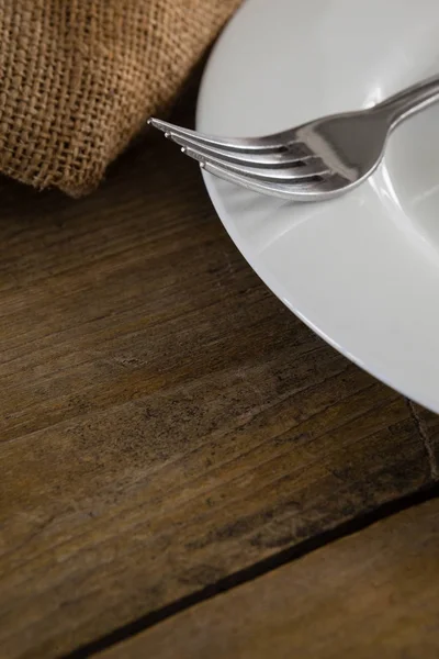 Beyaz tabak ve çatal — Stok fotoğraf