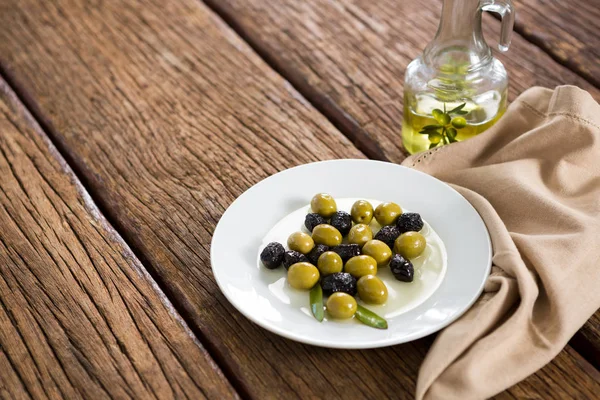 Маринованные оливки в тарелке — стоковое фото