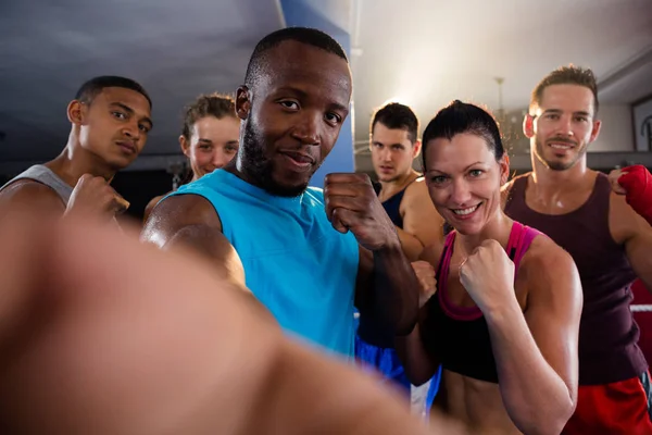 Boxeurs debout en position de combat — Photo