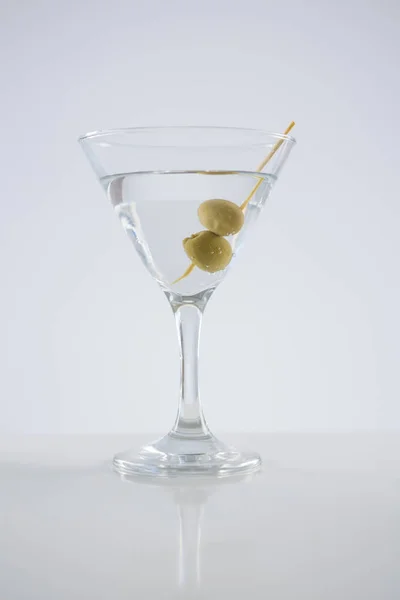 Martini de cóctel con aceitunas — Foto de Stock