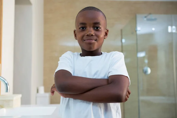 Sorrindo menino de pé no banheiro — Fotografia de Stock