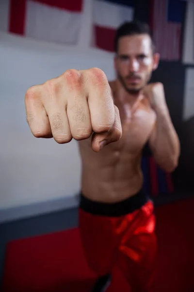 Homem praticando boxe no estúdio de fitness — Fotografia de Stock