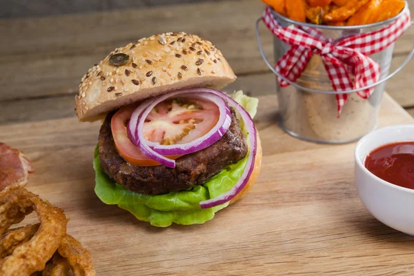 Hamburger s hranolky a smažené cibulové kroužky — Stock fotografie