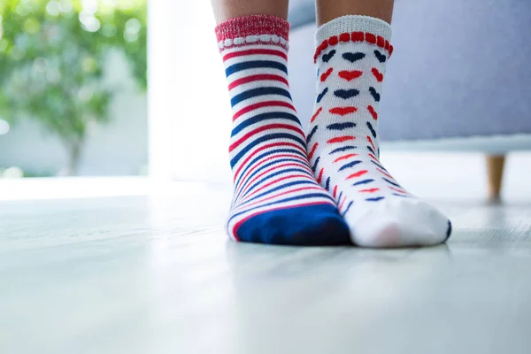 Κοπέλα φορώντας διαφορετικές κάλτσες — Φωτογραφία Αρχείου