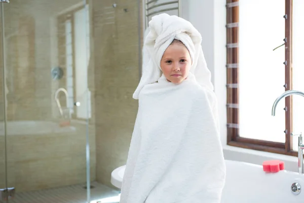 Mädchen sitzt auf Badewanne — Stockfoto