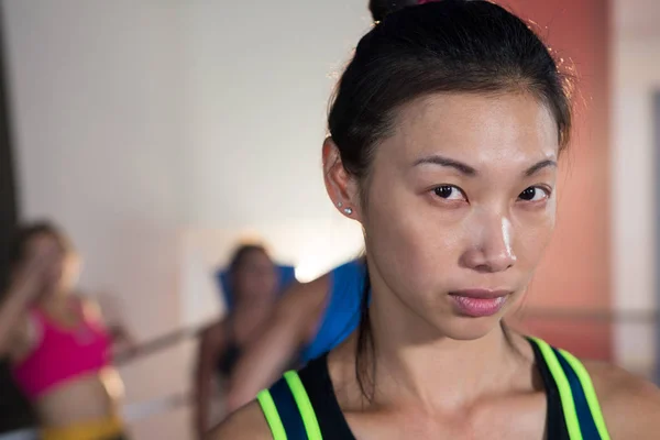 Boxer femme debout dans l'anneau — Photo