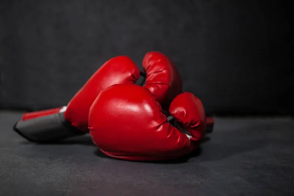 Боксерские перчатки в фитнес-студии — стоковое фото