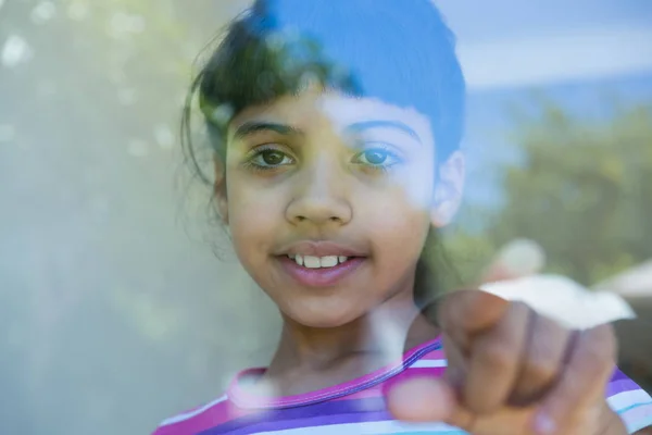 Menina tocando vidro — Fotografia de Stock