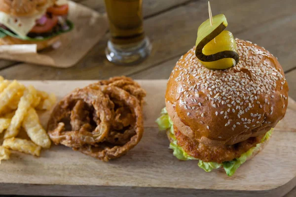 Hamburger met frietjes en uienringen — Stockfoto