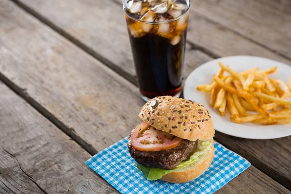 Hamburguesa en servilleta con papas fritas — Foto de Stock