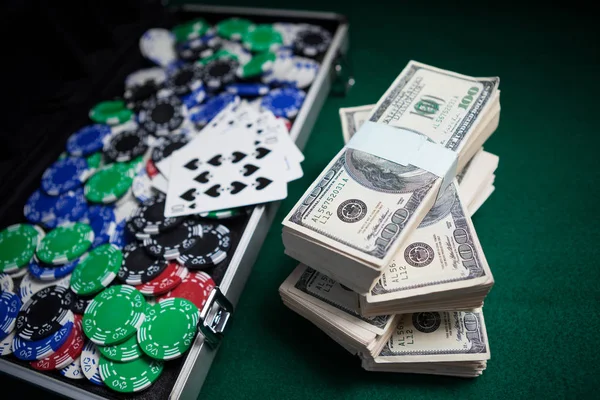 Dollari con carte da gioco e fiches da casinò — Foto Stock