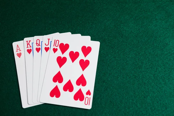 Giocare a carte sul tavolo da poker — Foto Stock