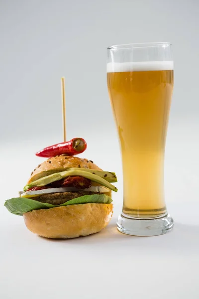 Гамбургер с халапеньо и пивным бокалом — стоковое фото