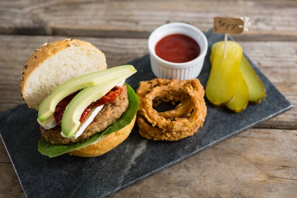 Anéis de cebola com hambúrguer e legumes — Fotografia de Stock