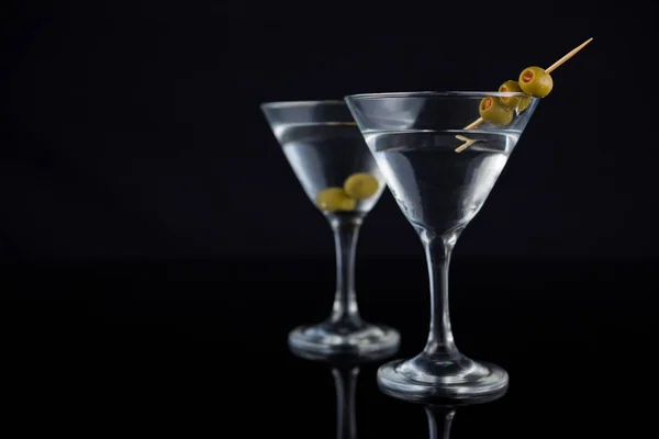 Martini de cóctel con aceitunas —  Fotos de Stock