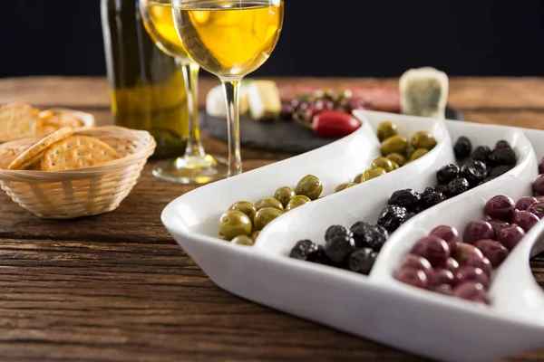 Aceitunas marinadas con botella y copas de vino — Foto de Stock