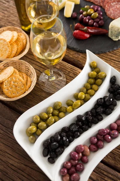 Aceitunas marinadas con botella y copas de vino —  Fotos de Stock
